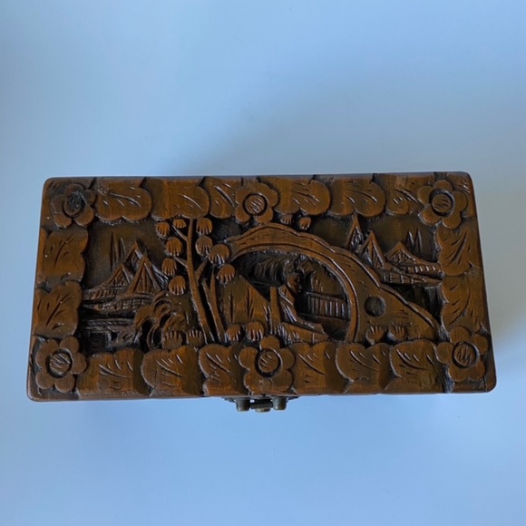 Vintage Wooden Trinket Box: Decorated with In-Relief Oriental Scenery Carvings - Picture 9 of 10